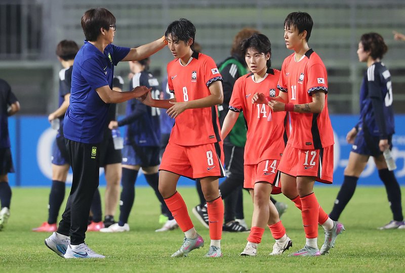 신상우 대한민국 여자 축구대표팀 감독이 13일 오후 경기 화성시 향남읍 화성종합경기타운에서 열린 2025 동아시아축구연맹(EAFF) E-1 챔피언십 여자부 바카라사이트 캡틴의 경기에서 1대1 무승부를 기록한 뒤 선수들을 독려하고 있다. 2025.7.13/바카라사이트 캡틴1 ⓒ News1 김진환 기자