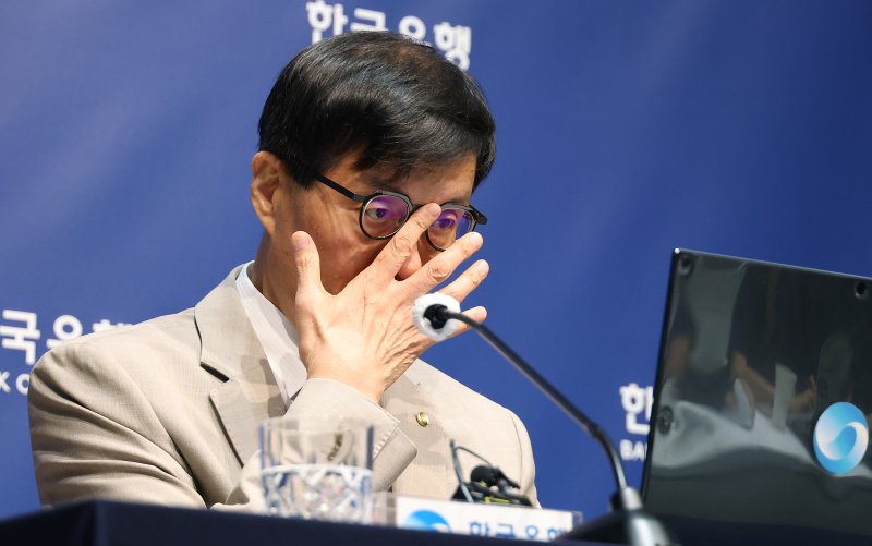[서울=뉴시스] 사진공동취재단 = 이창용 한국은행 총재가 10일 서울 중구 한국은행에서 열린 인터넷 바카라통화위원회 금리 결정에 대한 기자간담회에서 안경을 고쳐쓰고 있다. 2025.07.10. photo@newsis.com