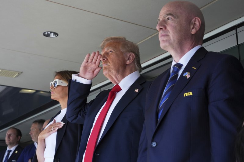 ‘피격 1년’ 트럼프, 클럽월드컵 결승전 참석 또 두 주먹 불끈... 환호와 야유 엇갈려