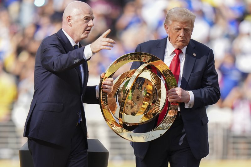 ‘피격 1년’ 트럼프, 클럽월드컵 결승전 참석 또 두 주먹 불끈... 환호와 야유 엇갈려