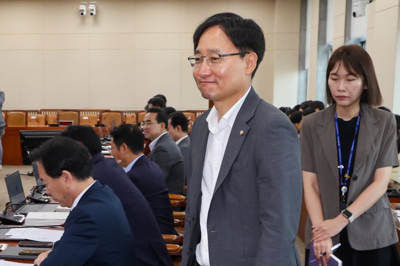 임광현 국세청장 후보자가 9일 오전 서울 여의도 국회에서 열린 제427회국회(임시회) 기획재정위원회 제1차 전체회의에서 이석하고 있다. 2025.7.9/뉴스1 ⓒ News1 안은나 기자