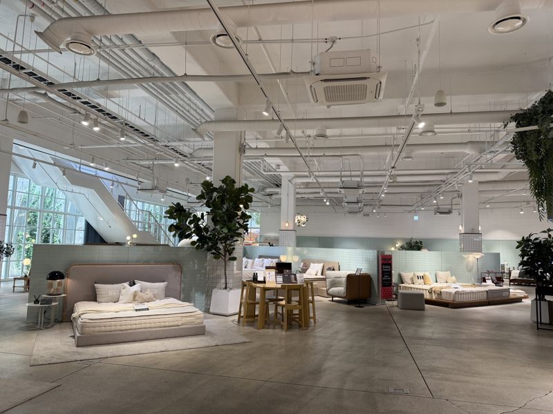 경기도 이천시 모가면 '시몬스 테라스' 지하 1층에 마련된 '테라스 스토어' 전경. 방문객들은 모든 침대에 자유롭게 누워볼 수 있다. 사진=최혜림 기자