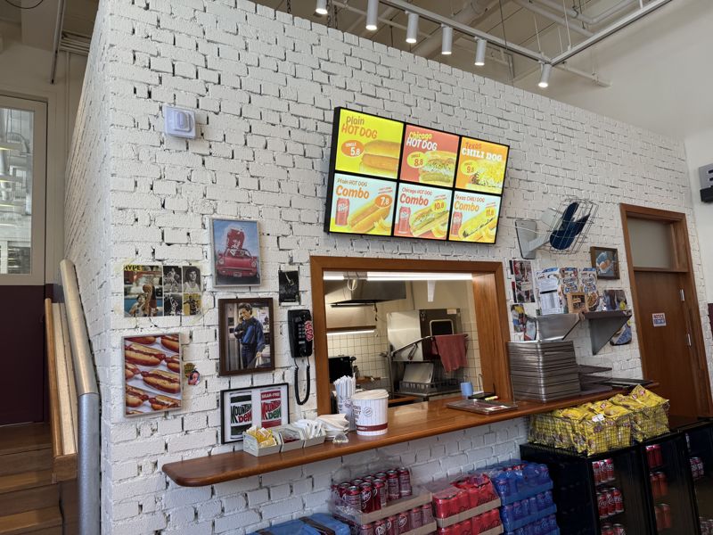 2층 규모 카페 '그로서리 스토어'가 미국 대학교 컨셉으로 꾸며져 있다. 사진=최혜림 기자