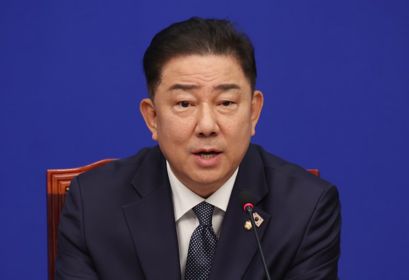 [서울=뉴시스] 고승민 기자 = 김병기 더불어민주당 대표 직무대행 겸 원내대표가 11일 서울 여의도 국회에서 열린 최고위원회의에서 발언하고 있다. 2025.07.11. kkssmm99@newsis.com