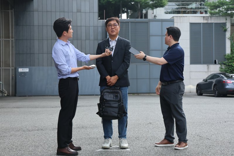 최휘영 문화체육관광부 장관 후보자가 14일 오전 서울 종로구 국립현대미술관에 마련된 인사청문회 사무실로 출근하며 소감을 밝히고 있다. 2025.7.14/뉴스1 ⓒ News1 황기선 기자