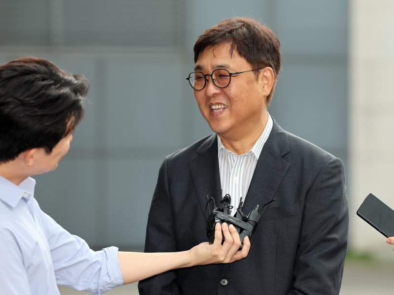 최휘영 문화체육관광부 장관 후보자가 14일 오전 서울 종로구 국립현대미술관에 마련된 인사청문회 사무실로 출근하며 소감을 밝히고 있다. 2025.7.14/뉴스1 ⓒ News1 황기선 기자