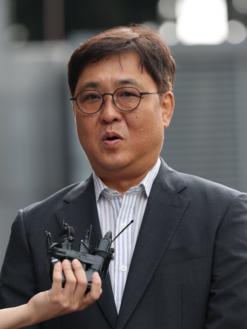 최휘영 문화체육관광부 장관 후보자가 14일 오전 서울 종로구 국립현대미술관에 마련된 인사청문회 사무실로 출근하며 소감을 밝히고 있다. 2025.7.14/뉴스1 ⓒ News1 황기선 기자