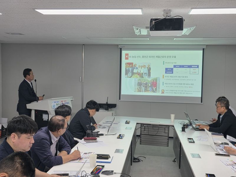 신영재 홍천군수가 14일 홍천국가항체클러스터 1층 중회의실에서 열린 민선8기 3주년 브리핑에서 주요 성과를 설명하고 있다. 사진=김기섭 기자