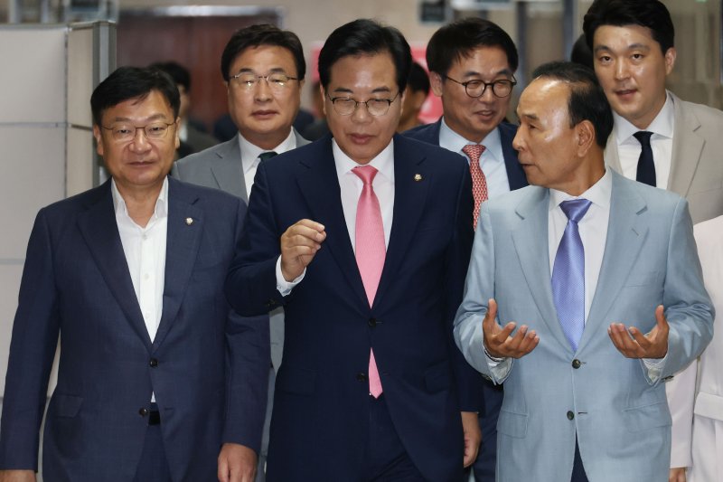 野지도부, 윤희숙 혁신안에 제동…"사람 내치는 것이 목표 아냐"