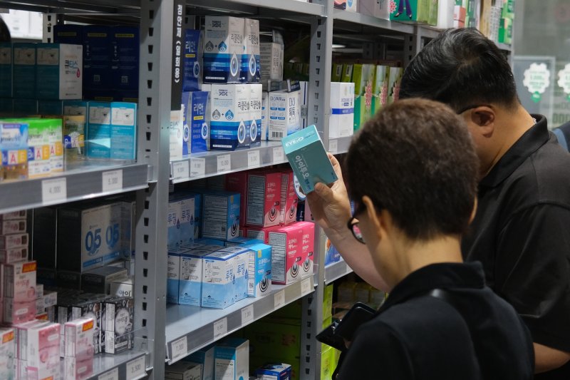 10일 경기 성남시 수정구 메가팩토리 약국에서 손님들이 진열대의 상품을 고르고 있다. 2025.7.10/뉴스1 ⓒ News1 이정환 기자