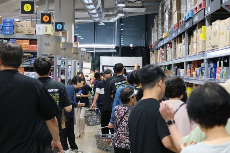 10일 경기 성남시 수정구 메가팩토리 약국에서 손님들의 계산 대기줄이 늘어서 있다. 2025.7.10/뉴스1 ⓒ News1 이정환 기자