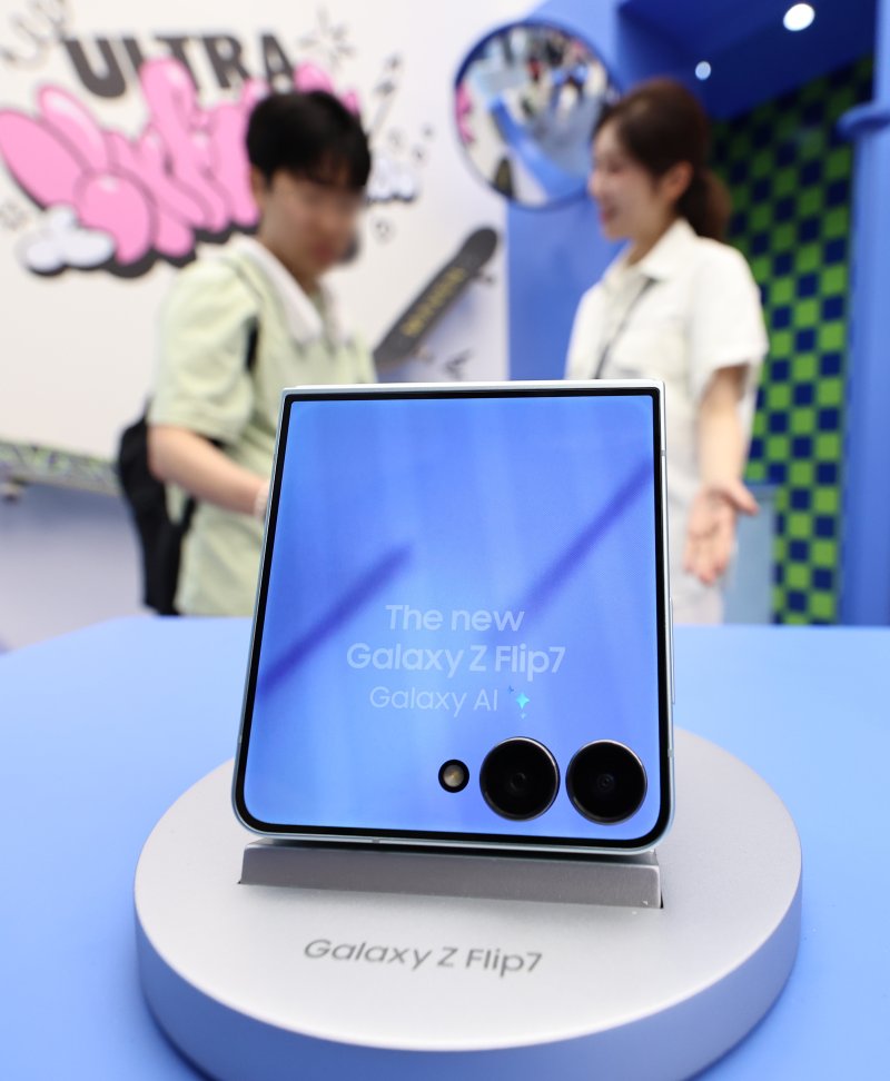 10일 서울 서초구 삼성 강남에서 이용객들이 갤럭시 Z폴드7과 플립7 등 신제품을 살펴보고 있다. 2025.7.10/뉴스1 ⓒ News1 구윤성 기자