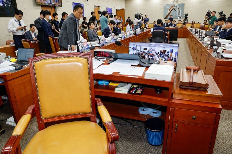 14일 오전 서울 여의도 국회 과학기술정보방송통신위원회에서 배경훈 과학기술정보통신부 장관 후보자 인사청문회가 시작 전 파행을 빚고 있다. 이날 국민의힘 의원들이 의원석에 최민희 위원장 비판 문구가 적힌 피켓을 붙이자 최 위원장이 산회를 선언했다. 2025.7.14/뉴스1 ⓒ News1 안은나 기자