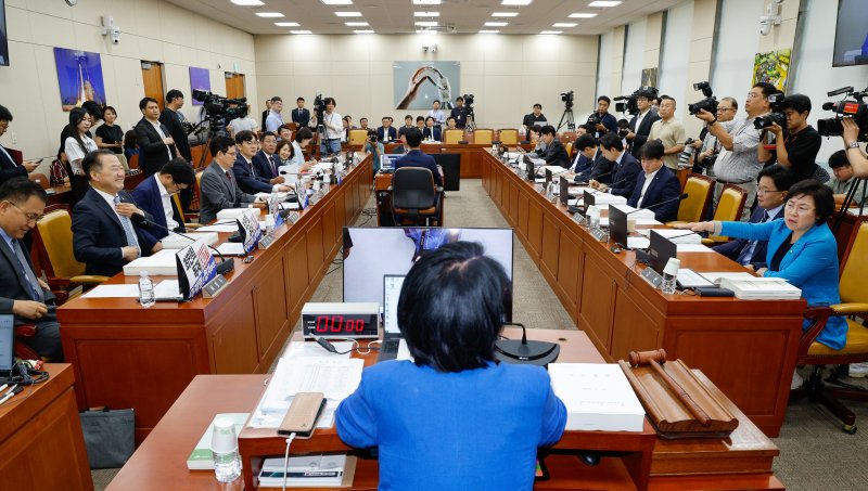 14일 오전 서울 여의도 국회 과학기술정보방송통신위원회에서 열린 배경훈 과학기술정보통신부 장관 후보자 인사청문회에서 국민의힘 최형두 간사를 비롯한 의원들이 자리에 피켓을 붙여놓자 김현 더불어민주당 간사가 항의하고 있다. 2025.7.14/뉴스1 ⓒ News1 안은나 기자
