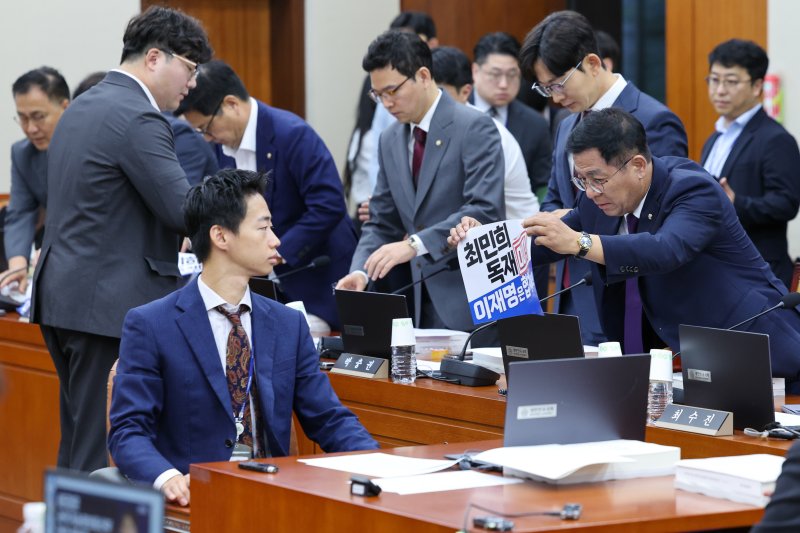 14일 오전 서울 여의도 국회 과학기술정보방송통신위원회에서 열린 배경훈 과학기술정보통신부 장관 후보자 인사청문회에서 국민의힘 이상휘(오른쪽부터), 박충권, 박정훈, 김장겸 의원이 의원석에 과방위원장 비판 문구가 적힌 피켓을 붙이고 있다. 2025.7.14/뉴스1 ⓒ News1 안은나 기자