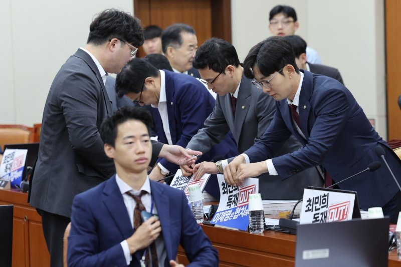 14일 오전 서울 여의도 국회 과학기술정보방송통신위원회에서 열린 배경훈 과학기술정보통신부 장관 후보자 인사청문회에서 국민의힘 박충권(오른쪽부터), 박정훈, 김장겸 의원이 의원석에 과방위원장 비판 문구가 적힌 피켓을 붙이고 있다. 2025.7.14/뉴스1 ⓒ News1 안은나 기자