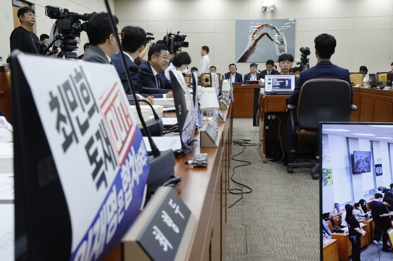 14일 오전 서울 여의도 국회 과학기술정보방송통신위원회에서 열린 배경훈 과학기술정보통신부 장관 후보자 인사청문회에서 국민의힘 의원들의 ‘최민희 독재 OUT’ 피켓을 붙이고 있다. 2025.7.14/뉴스1 ⓒ News1 안은나 기자
