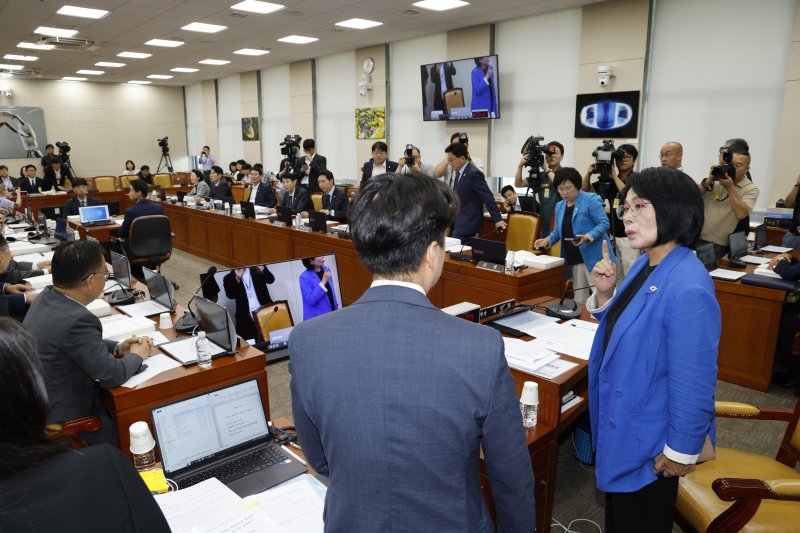 14일 오전 서울 여의도 국회 과학기술정보방송통신위원회에서 열린 배경훈 과학기술정보통신부 장관 후보자 인사청문회에서 국민의힘 의원들의 ‘최민희 독재 OUT’ 피켓에 최민희 위원장이 산회 선언 후 퇴장하고 있다. 2025.7.14/뉴스1 ⓒ News1 안은나 기자