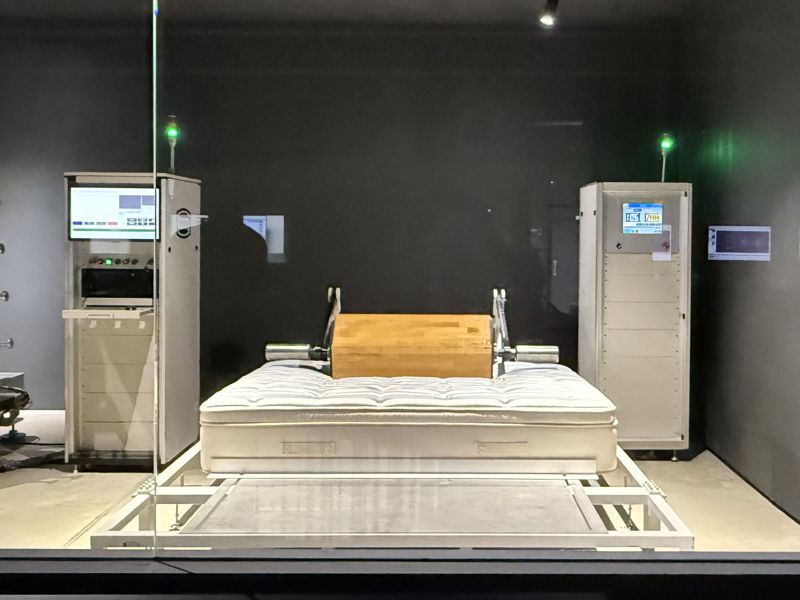 수면연구개발(R&D) 센터에서 롤러가 분당 15회 속도로 10만번 이상 굴러도 매트리스가 망가지지 않도록 '롤링테스트'를 진행하고 있다. 사진=최혜림 기자