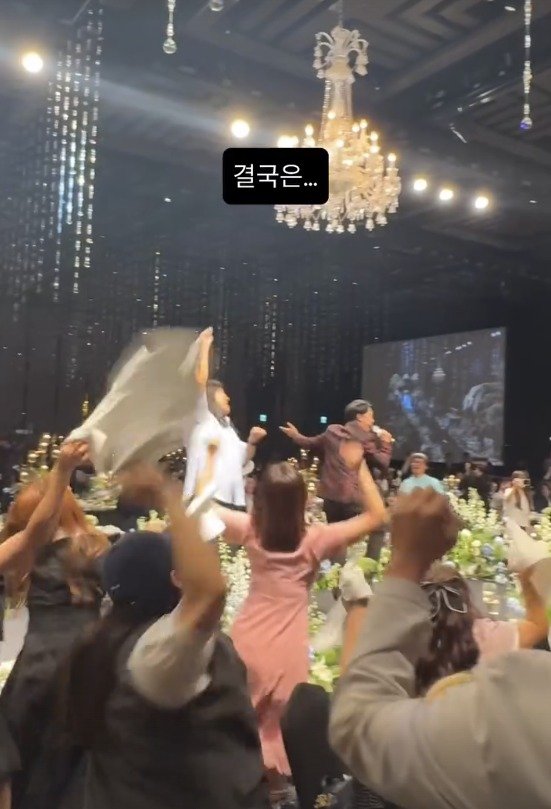 父 대신 김대희 손 잡고…김준호♥김지민 결혼식 '개그맨 축제' [N이슈]