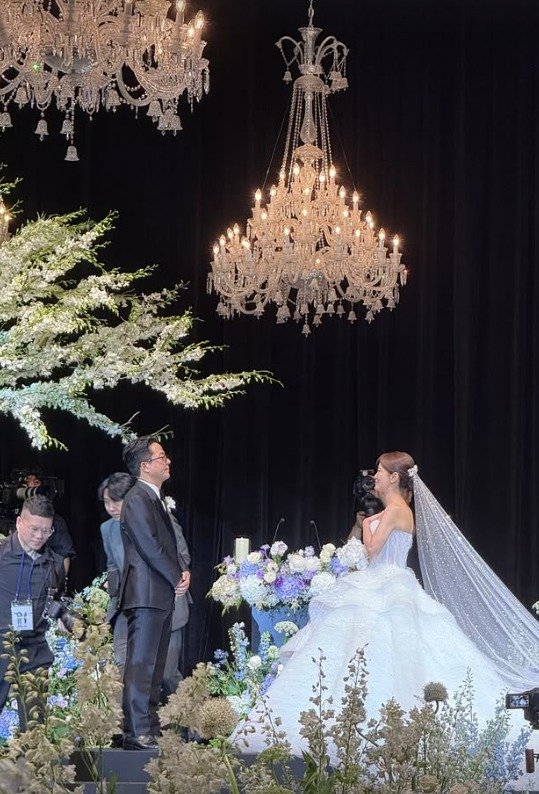 父 대신 김대희 손 잡고…김준호♥김지민 결혼식 '개그맨 축제' [N이슈]