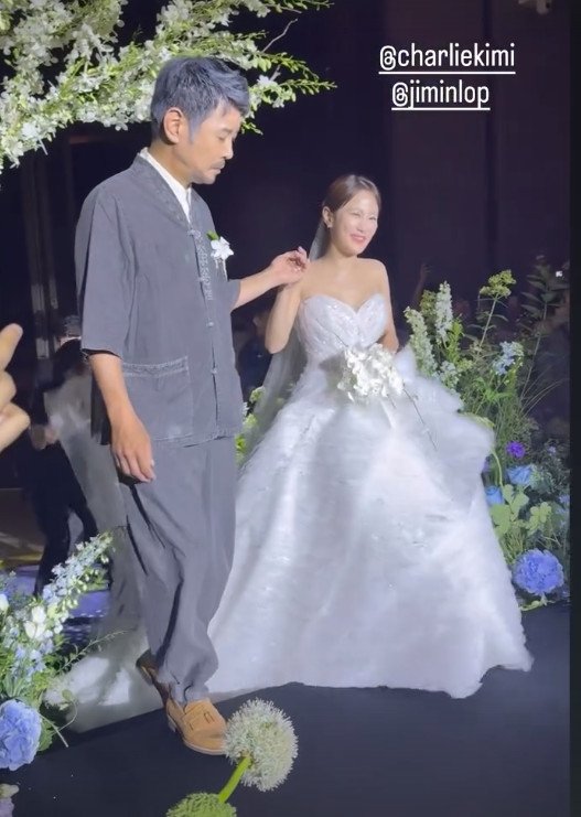 父 대신 김대희 손 잡고…김준호♥김지민 결혼식 '개그맨 축제' [N이슈]