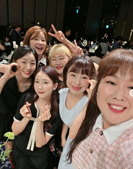 父 대신 김대희 손 잡고…김준호♥김지민 결혼식 '개그맨 축제' [N이슈]