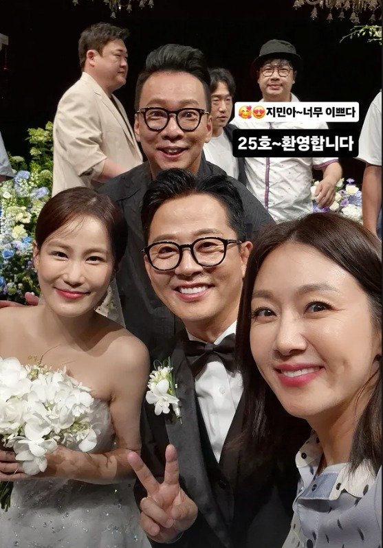 父 대신 김대희 손 잡고…김준호♥김지민 결혼식 '개그맨 축제' [N이슈]