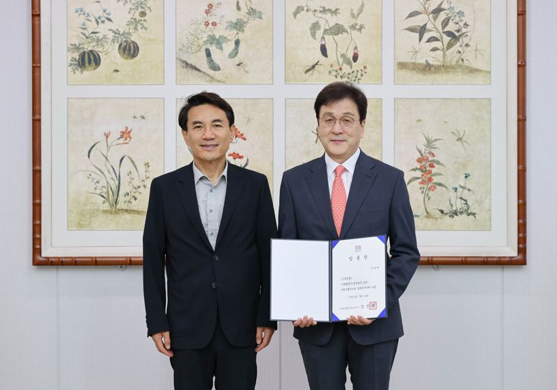 김광래 강원특별자치도 경제부지사(사진 오른쪽)가 14일 김진태 지사로부터 임명장을 받고 기념사진을 촬영하고 있다. 강원자치도 제공