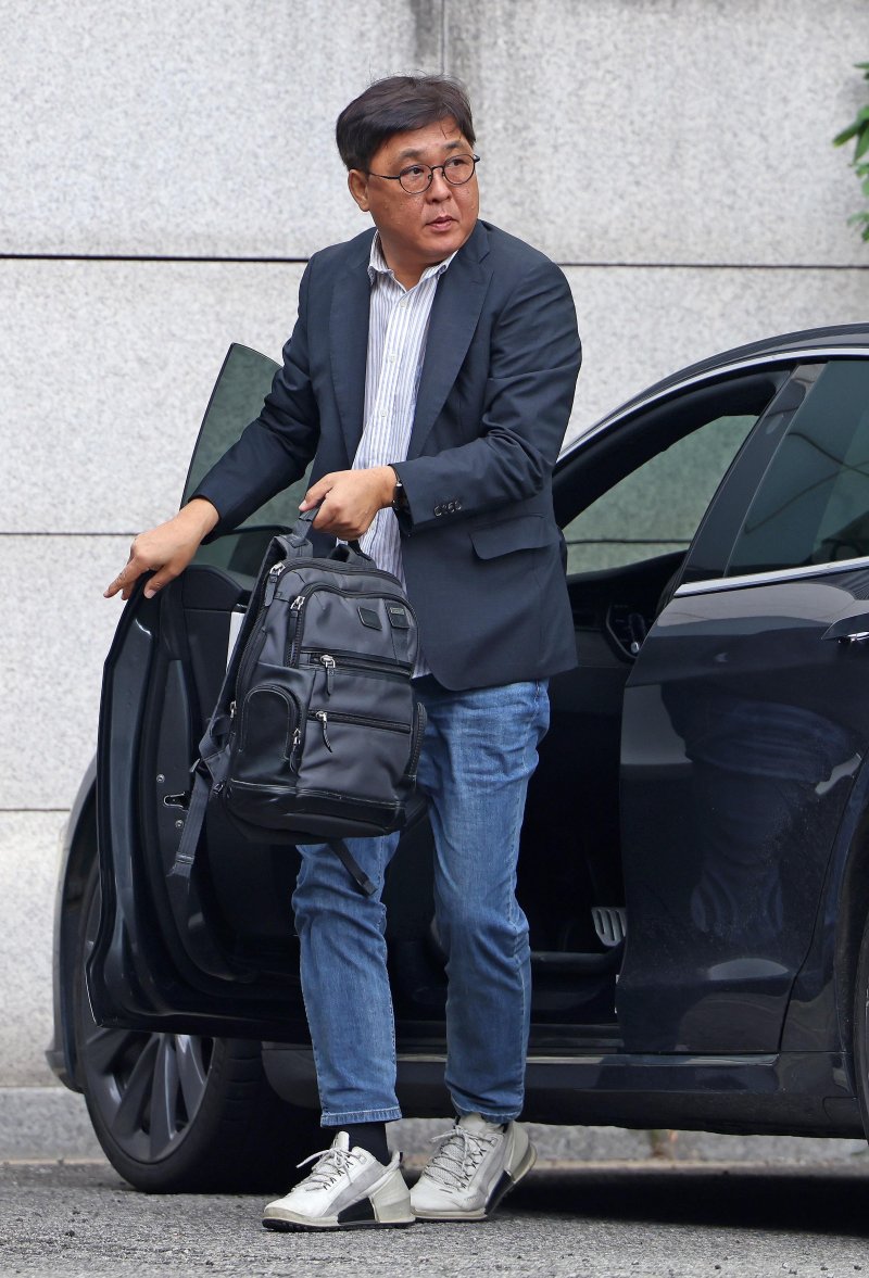 [서울=뉴시스] 최휘영 문화체육관광부 장관 후보자가 14일 서울 종로구 국립현대미술관 서울관에 마련된 인사청문회 준비 사무실로 첫 출근하고 있다. (사진=문화체육관광부 제공) 2025.07.14. photo@newsis.com *재판매 및 DB 금지