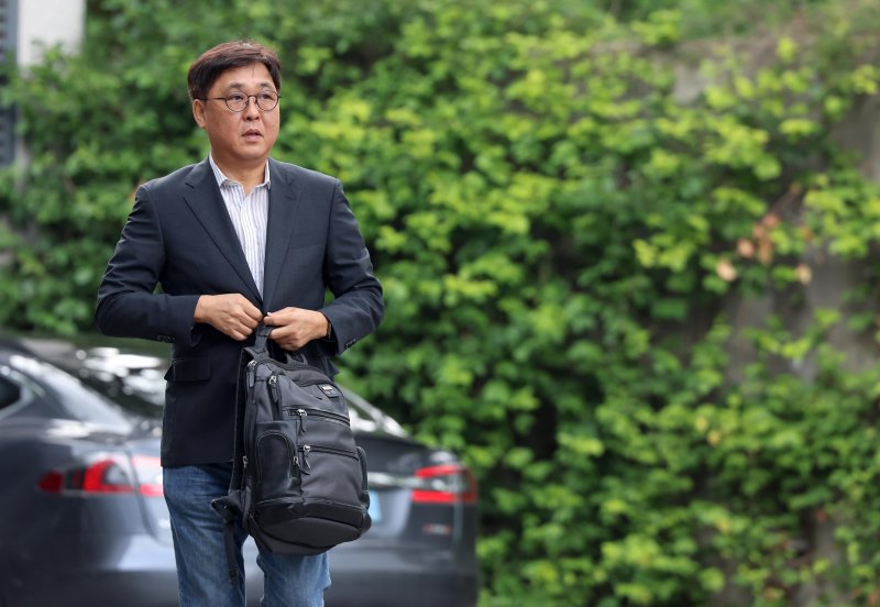 [서울=뉴시스] 최휘영 문화체육관광부 장관 후보자가 14일 서울 종로구 국립현대미술관 서울관에 마련된 인사청문회 준비 사무실로 첫 출근하고 있다. (사진=문화체육관광부 제공) 2025.07.14. photo@newsis.com *재판매 및 DB 금지