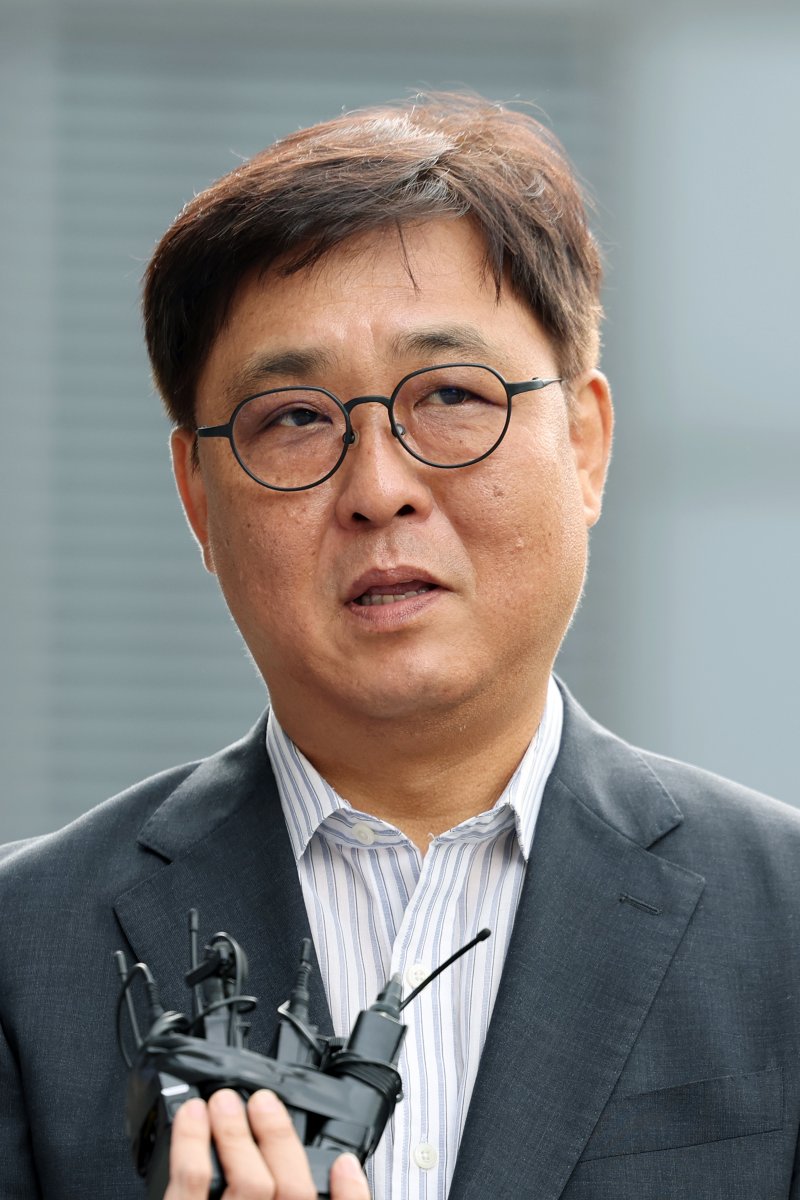 [서울=뉴시스] 박진희 기자 = 최휘영 문화체육관광부 장관 후보자가 14일 서울 종로구 인사청문회 준비단 사무실로 출근하며 소감을 말하고 있다. 2025.07.14. pak7130@newsis.com