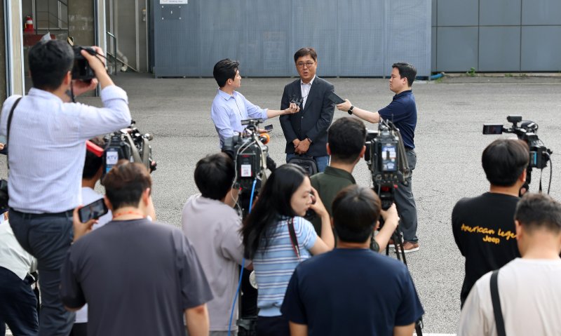 [서울=뉴시스] 최휘영 문화체육관광부 장관 후보자가 14일 서울 종로구 국립현대미술관 서울관에 마련된 인사청문회 준비 사무실로 첫 출근하며 취재진의 질문에 답변하고 있다. (사진=문화체육관광부 제공) 2025.07.14. photo@newsis.com *재판매 및 DB 금지