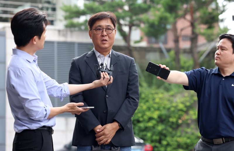 [서울=뉴시스] 최휘영 문화체육관광부 장관 후보자가 14일 서울 종로구 국립현대미술관 서울관에 마련된 인사청문회 준비 사무실로 첫 출근하며 취재진의 질문에 답변하고 있다. (사진=문화체육관광부 제공) 2025.07.14. photo@newsis.com *재판매 및 DB 금지