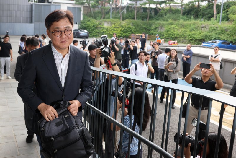 [서울=뉴시스] 최휘영 문화체육관광부 장관 후보자가 14일 서울 종로구 국립현대미술관 서울관에 마련된 인사청문회 준비 사무실로 첫 출근하고 있다. (사진=문화체육관광부 제공) 2025.07.14. photo@newsis.com *재판매 및 DB 금지