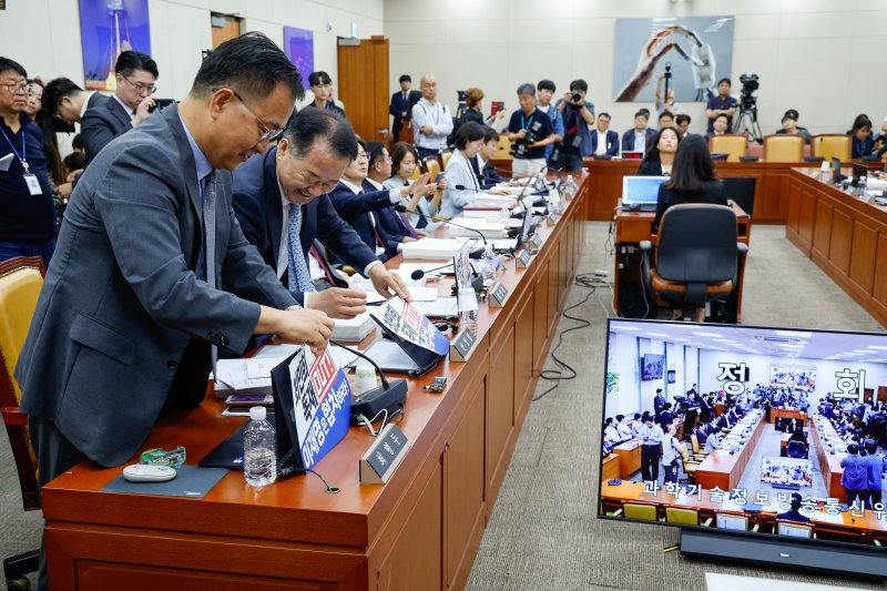 최형두 국민의힘 간사와 신성범 의원이 14일 서울 여의도 국회 과학기술정보방송통신위원회에서 배경훈 과학기술정보통신부 장관 후보자 인사청문회 정회 후 피켓을 다시 붙이고 있다. ⓒ News1 안은나 기자