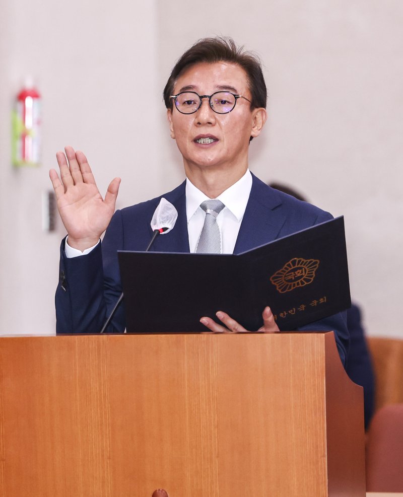 [서울=뉴시스] 김명년 기자 = 전재수 해양수산부 장관 후보자가 14일 오전 서울 여의도 국회 농림축산식품해양수산위원회에서 열린 인사청문회에 참석해 선서하고 있다. 2025.07.14. kmn@newsis.com