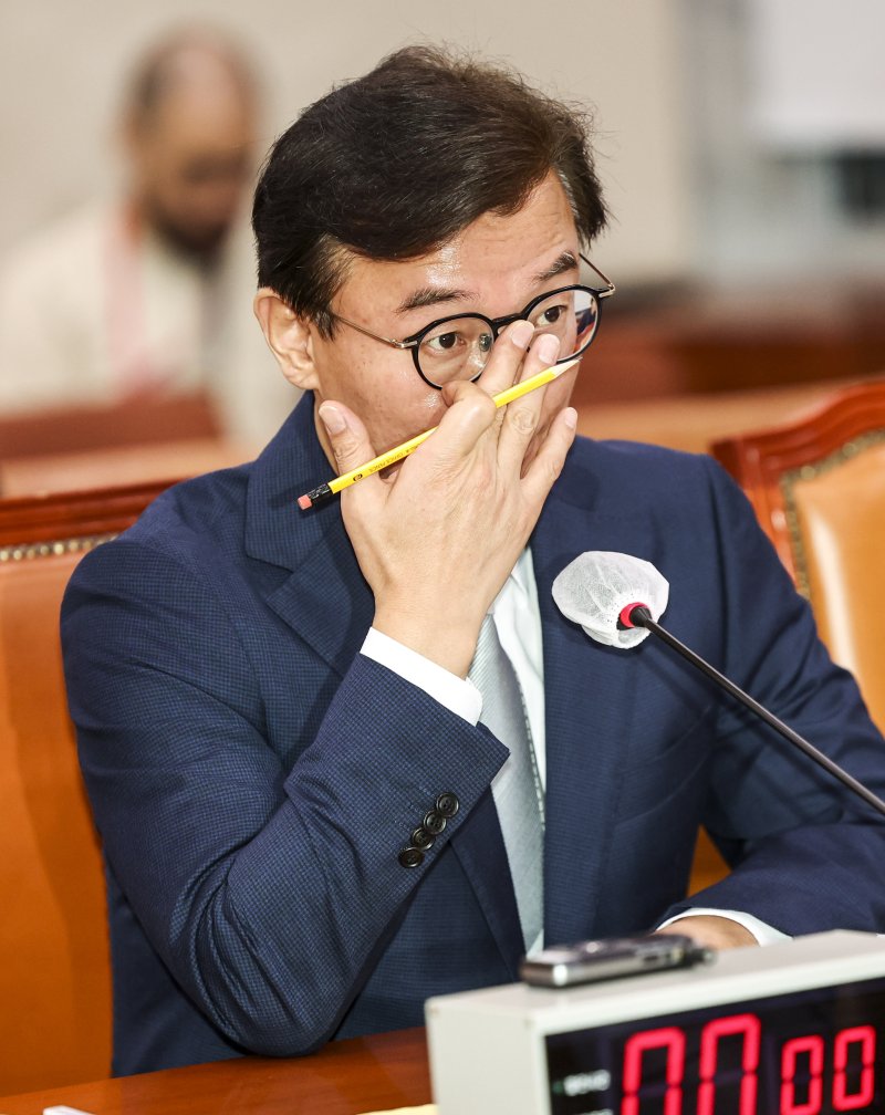 [서울=뉴시스] 김명년 기자 = 전재수 해양수산부 장관 후보자가 14일 오전 서울 여의도 국회 농림축산식품해양수산위원회에서 열린 인사청문회에서 안경을 만지고 있다. 2025.07.14. kmn@newsis.com