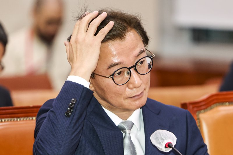 [서울=뉴시스] 김명년 기자 = 전재수 해양수산부 장관 후보자가 14일 오전 서울 여의도 국회 농림축산식품해양수산위원회에서 열린 인사청문회에서 머리를 만지고 있다. 2025.07.14. kmn@newsis.com