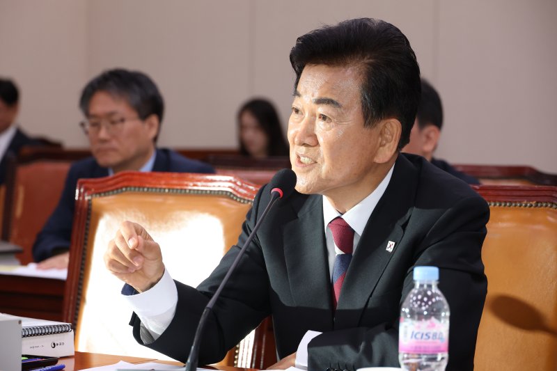 정동영 통일부 장관 후보자가 14일 서울 여의도 국회 외교통일위원회 전체회의장에서 열린 인사청문회에서 의원 질의에 답하고 있다. 뉴스1