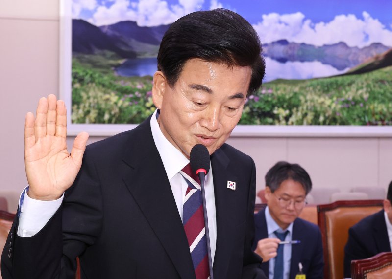 정동영 통일부 장관 후보자가 14일 국회 외교통일위원회에서 열린 인사청문회에 출석해 선서하고 있다. 연합뉴스