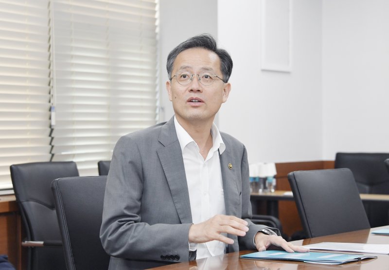 폭염이어 폭우에 먹거리 물가 들썩..."과일 닭고기 최대 40% 할인 지원"