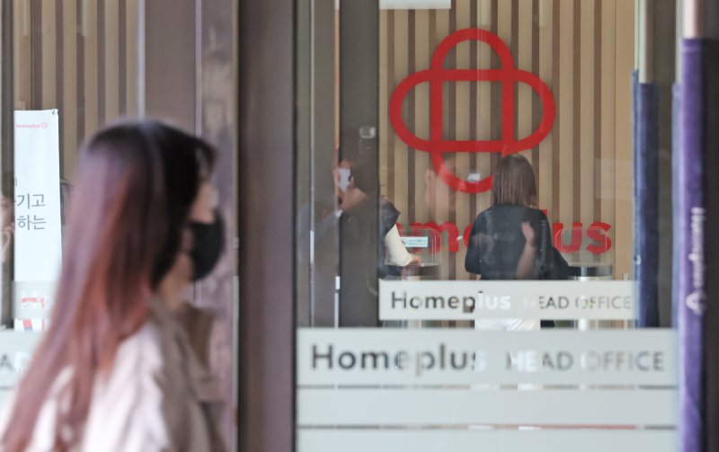 '라이브바카라 사태'를 수사 중인 검찰이 본사에 대한 압수수색에 돌입한 4월 28일 서울 강서구 라이브바카라 본사에서 직원들이 출입구를 드나들고 있다. 뉴스 1