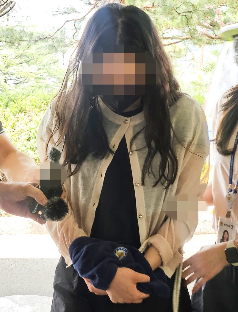 한밤중 학부모와 고등학교 무단 침입한 전직 기간제 교사, 대체 무슨 일?