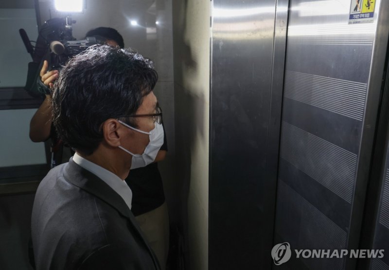 특검 사무실 향하는 이충면 전 외교비서관 (출처=연합뉴스)