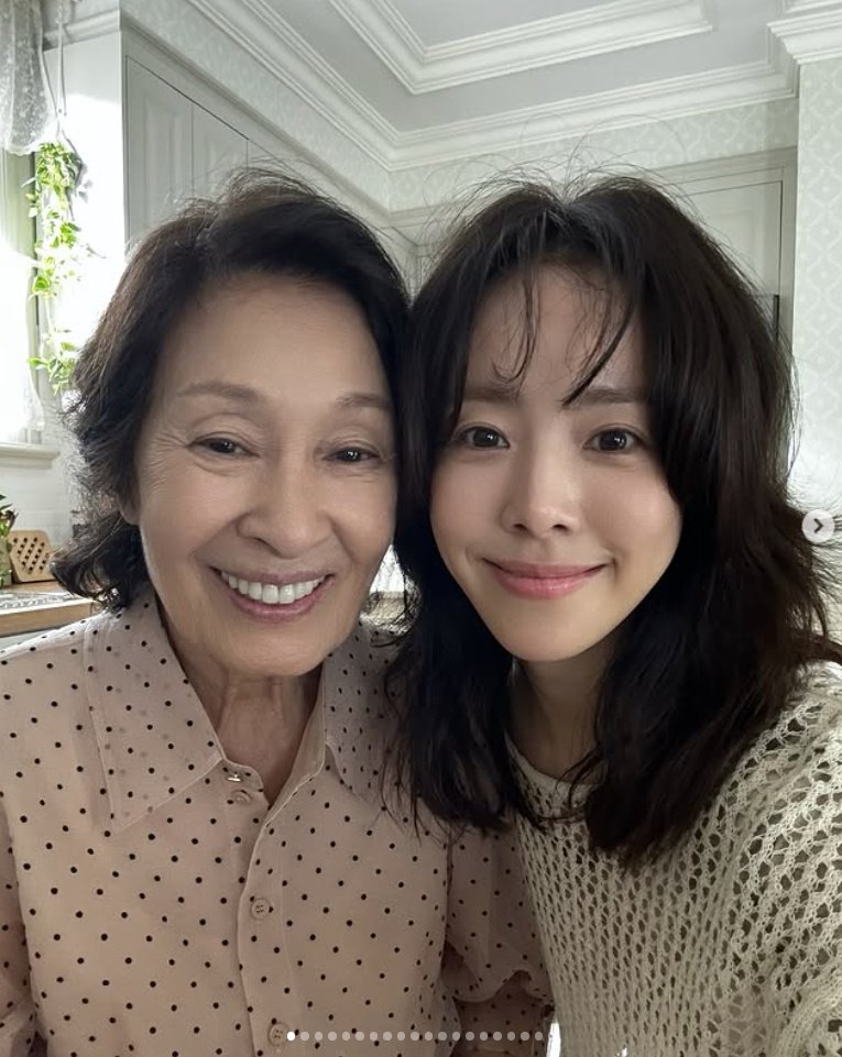 한지민, 대선배 김혜자 커피차 선물에 황홀 "와 선생님 감사합니다"