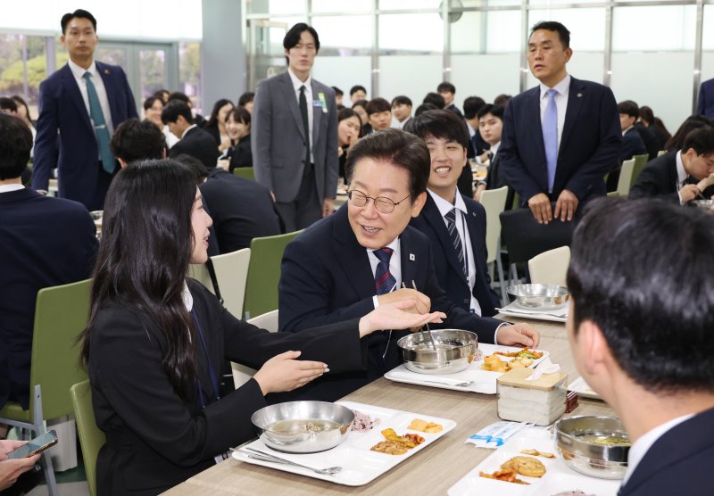 [진천=뉴시스] 최동준 기자 = 이재명 대통령이 14일 충북 진천 국가공무원인재개발원에서 5급 신임관리자과정 교육생과 오찬을 하고 있다. (대통령실통신사진기자단) 2025.07.14. photocdj@newsis.com