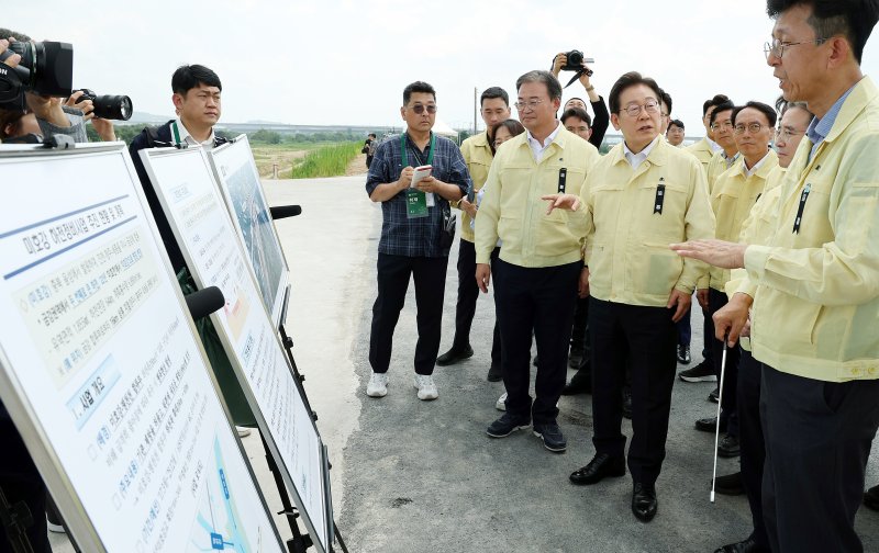 오송 참사 현장 찾은 李대통령 "관리 부실로 인한 인명 사고 엄격히 처벌"