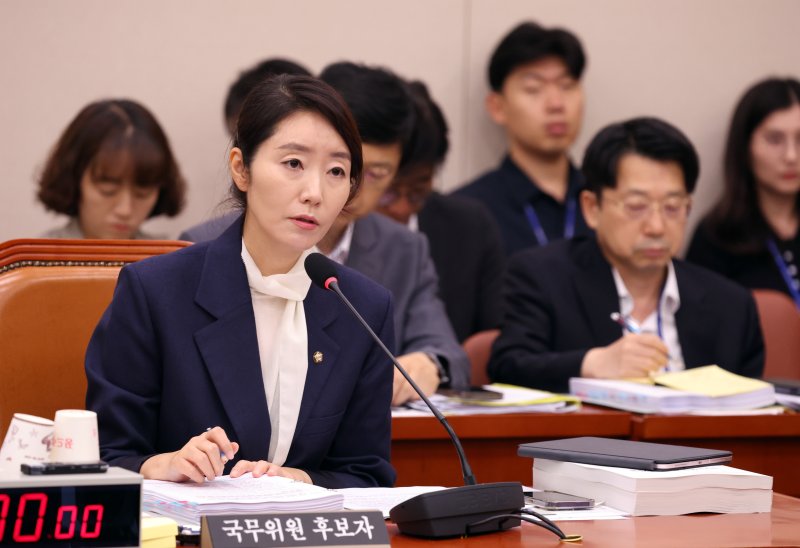 [서울=뉴시스] 고승민 기자 = 강선우 여성가족부 장관 후보자가 14일 서울 여의도 국회에서 열린 여성가족위원회의 인사청문회에서 의원 질의에 답하고 있다. 2025.07.14. kkssmm99@newsis.com