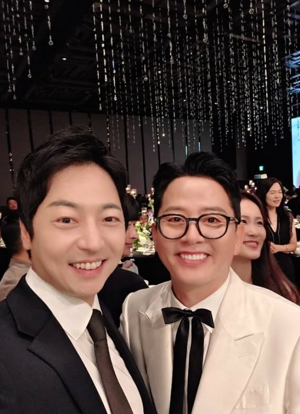 "연예계 대통합" 김준호♥김지민 결혼식에 가수·배우·아나운서 총출동